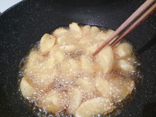 9、麻辣鲜香土豆块,炸到土豆外皮微黄，就可以盛盘