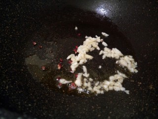 10、麻辣鲜香土豆块,锅里留少许菜籽油，小火炒香蒜泥花椒