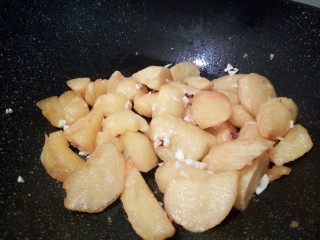 11、麻辣鲜香土豆块,放土豆块翻炒，