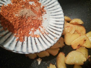 12、麻辣鲜香土豆块,放辣椒粉，十三香，椒盐