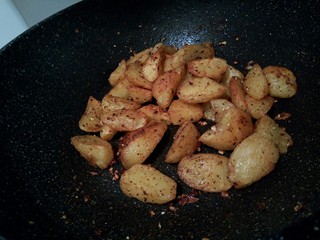 13、麻辣鲜香土豆块,翻拌均匀就可以