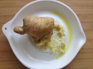 3、糖醋里脊,生姜擦成茸，再挤出姜汁