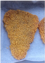 7、黄金炸猪排,抖掉多余松动的面包糠，放置在一边备用