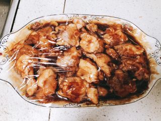 11、蜜汁烤翅根-年夜饭、宴请菜类,搅拌均匀，包上保鲜膜放冰箱冷藏一晚上入味。