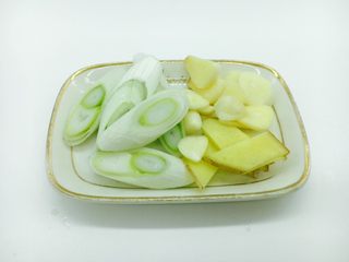 7、茄汁焖大虾,把葱切段,姜切片,蒜切片。