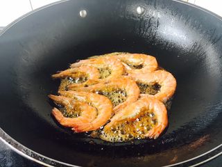 11、茄汁焖大虾,把虾的两面都成金黄色