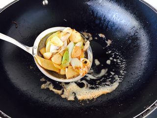 13、茄汁焖大虾,当佐料变成金黄色时捞出佐料扔掉。