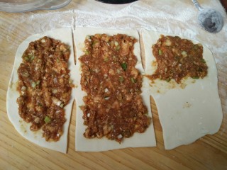 9、千层肉饼,如图抹上肉馅(均匀)