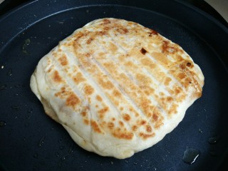 16、千层肉饼,看到两面变酥,大饼变厚了,颜色上来了