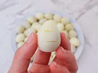 5、香辣啤酒鹌鹑蛋,然后在鹌鹑蛋表面划两刀，这样煮的时候更入味