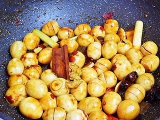 14、香辣啤酒鹌鹑蛋,翻炒均匀