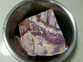 1、黑椒烤羊排,备好食材：羊排洗净后，浸泡清水片刻后，再次洗净拭干水分； 