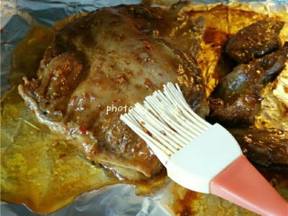 8、黑椒烤羊排,50分钟后，给羊排翻面，再刷一层腌羊排的料汁；