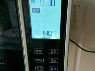 9、黑椒烤羊排,烤箱上下火180度，将羊排放进去再烤30分钟，不用盖锡纸；