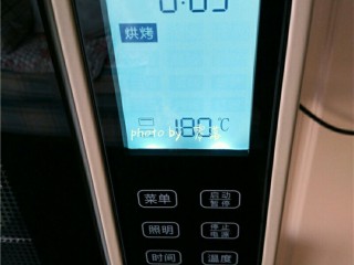 11、黑椒烤羊排,烤箱上下火180度，再烤5分钟；