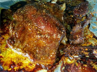 10、黑椒烤羊排,30分钟后，在羊排表面刷一层玉米油，撒入适量辣椒粉，孜然粉；