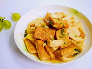 12、菌茹烩豆腐,装盘。