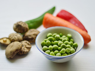 1、胡萝卜炒豌豆,先将材料准备好
