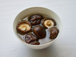 2、胡萝卜炒豌豆,香菇提前用温水泡发（用新鲜香菇更好哈）