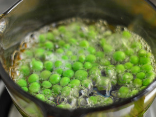 4、胡萝卜炒豌豆,豌豆用滚水中焯烫2分钟后捞出