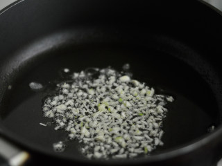 7、胡萝卜炒豌豆,锅里烧热油，爆香蒜蓉