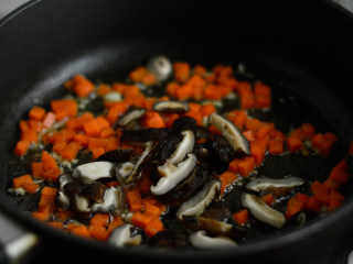 8、胡萝卜炒豌豆,放入胡萝卜和香菇炒制