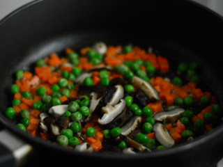 9、胡萝卜炒豌豆,炒至断生后放入豌豆，拌炒约1分钟