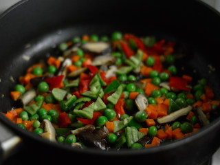 10、胡萝卜炒豌豆,放入青红椒同炒