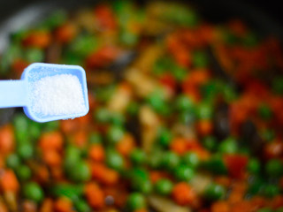 12、胡萝卜炒豌豆,调入少许盐