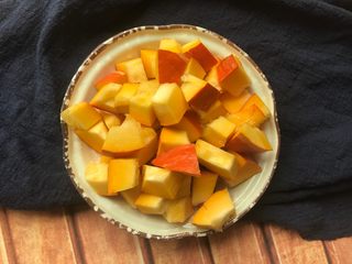 1、南瓜排骨煲,南瓜切块。