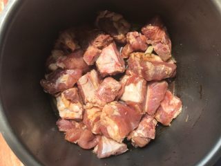 4、南瓜排骨煲,淋干水分。