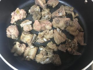 8、南瓜排骨煲,烧热后放入排骨转小火。