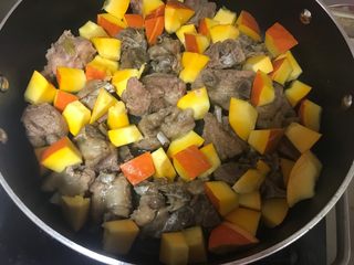 9、南瓜排骨煲,放入南瓜块儿及剩余所有调料盖上盖儿继续小火煎制。