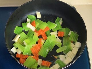 12、双脆时蔬,放适量油倒入浸泡后的食材大火翻炒