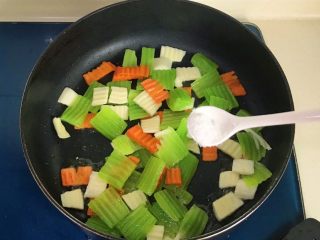 13、双脆时蔬,放适量盐翻炒