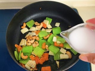 16、双脆时蔬,倒入水淀粉勾一个薄薄的芡汁