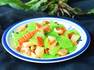 17、双脆时蔬,出锅装盘，色彩艳丽