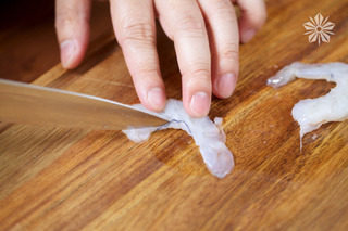 2、藜麦沙拉,用牙签或者刀尖将虾腹部的肠腺剔除