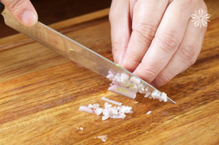 10、藜麦沙拉,红葱头切成碎丁,待用