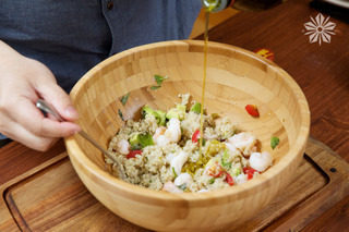 14、藜麦沙拉,橄榄油和苹果醋适量加入,比例是3:1