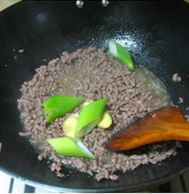 4、蘑菇肉酱,放入切大块的葱姜，炝锅，放入适量的料酒去腥，然后取出葱姜