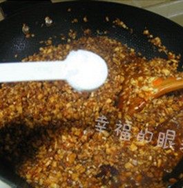 7、蘑菇肉酱,放入一个桂皮、两个八角，少许盐调味