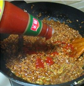 9、蘑菇肉酱,1小时后，一边开大火收汁，一边放入适量的番茄酱和糖调味