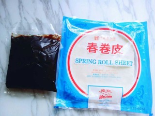 1、炸春卷,准备好食材: 我在超市买的春卷皮，和豆沙馅。