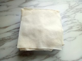 2、炸春卷,将春卷皮从包装袋中取出。(如果买的像我这种袋装的春卷皮，一次用不完的话保鲜袋包好，放入冰箱冷冻室保存)