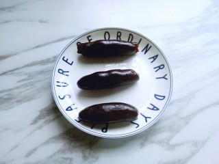 3、炸春卷,豆沙馅取出包装袋，做一个长条状，每个约5g，做10个。(馅料的大小根据自己喜欢，喜欢吃馅多一点的，就多放一些豆沙馅。)