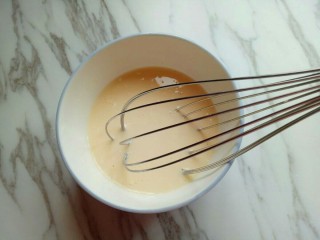 4、炸春卷,普通面粉放入大口碗里，打入一只鸡蛋，再加入少许清水。用手动打蛋器打均匀，放旁边静止10分钟。