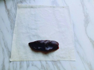 5、炸春卷,取一张春卷皮，放上豆沙馅。(也可以赶角包，根据个人喜欢)