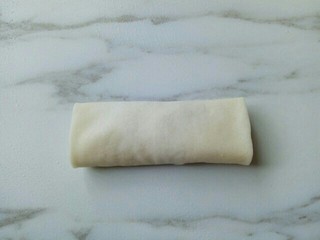 8、炸春卷,收口朝下，这样豆沙春卷就做好了，同样的步骤，同样的方法做完。