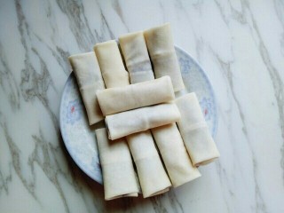 9、炸春卷,依次做完的春卷。